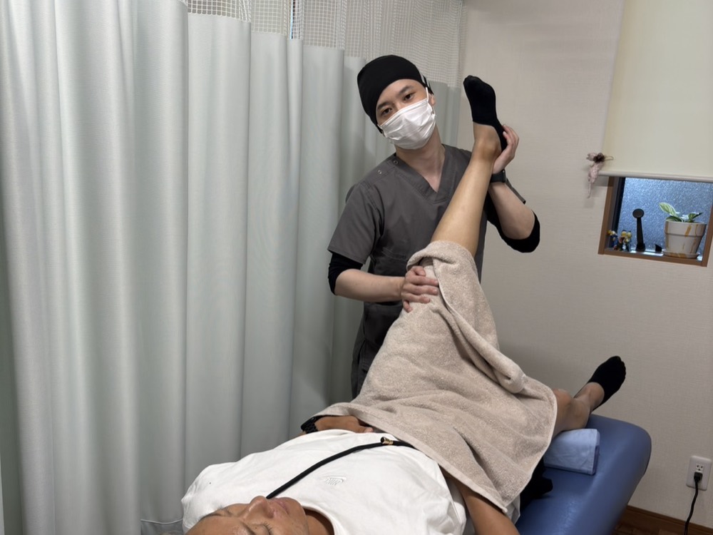 脚・下半身への施術の様子
